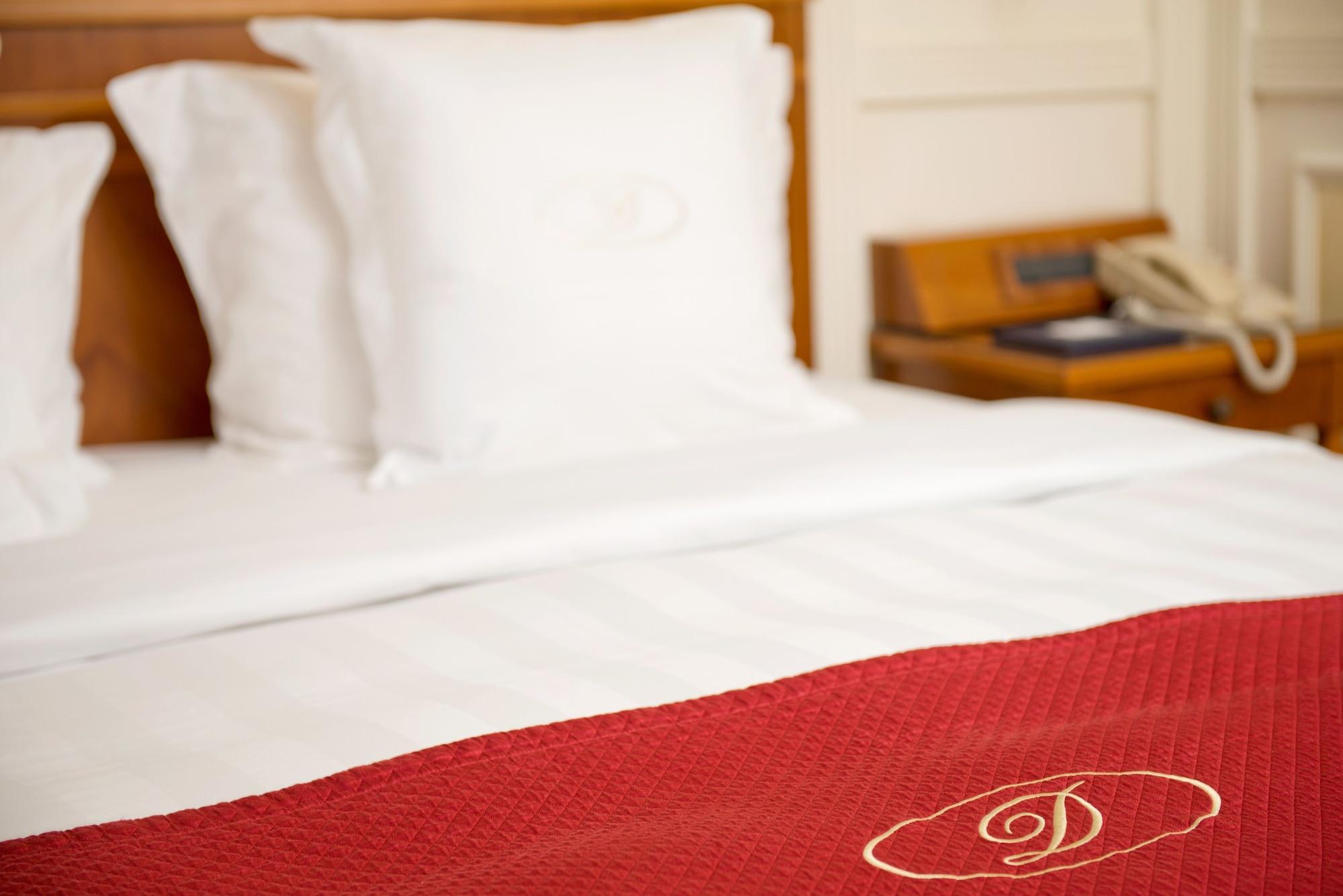 Swiss Diamond Hotel & Spa Morcote Esterno foto A bed with a duvet