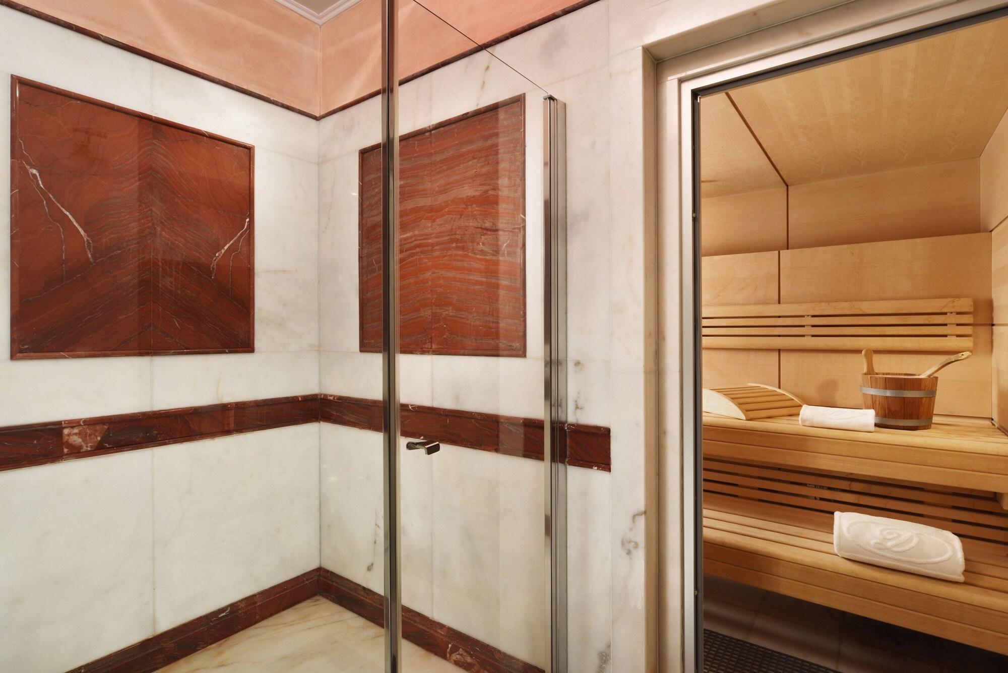 Swiss Diamond Hotel & Spa Morcote Esterno foto A shower door