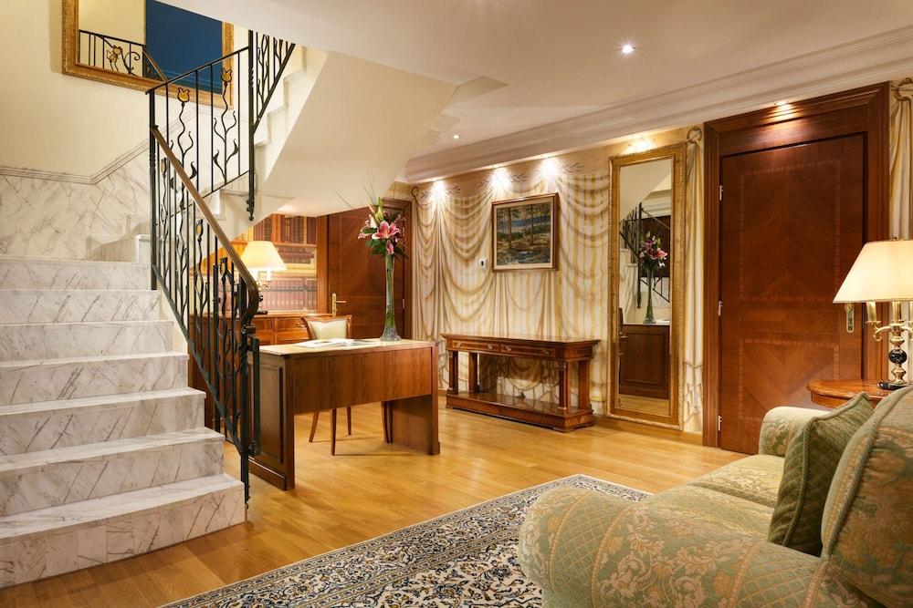 Swiss Diamond Hotel & Spa Morcote Esterno foto A suite at the hotel