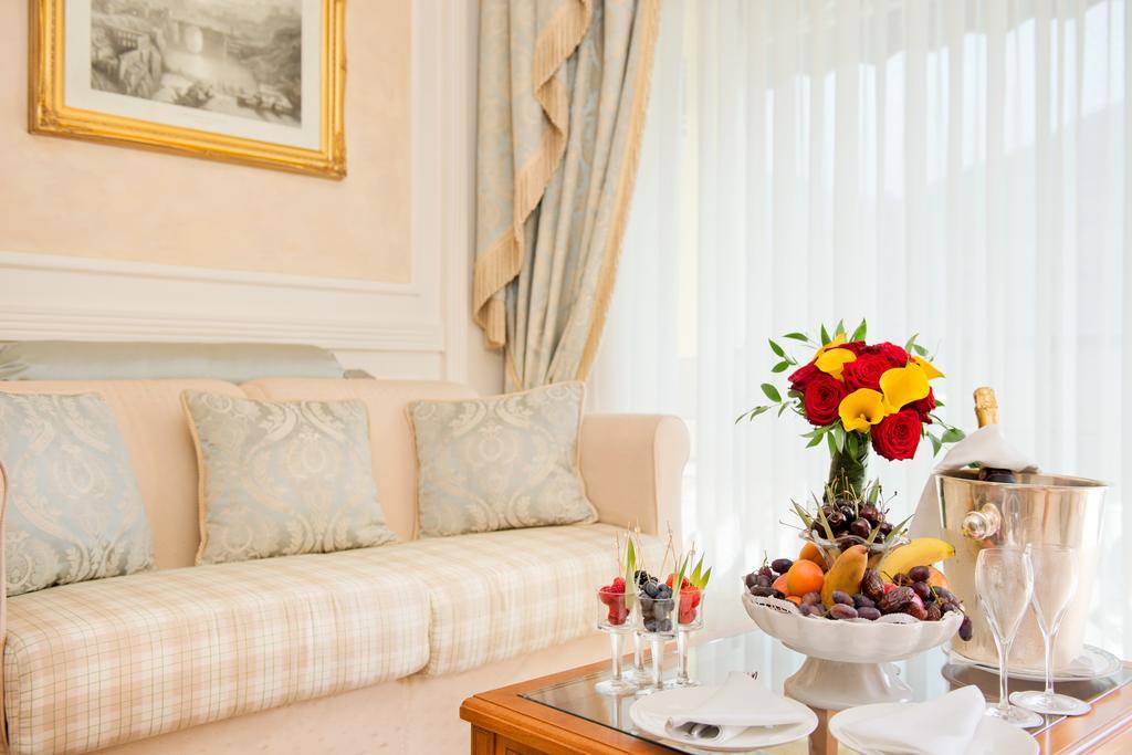 Swiss Diamond Hotel & Spa Morcote Esterno foto A suite at the Grand Hotel