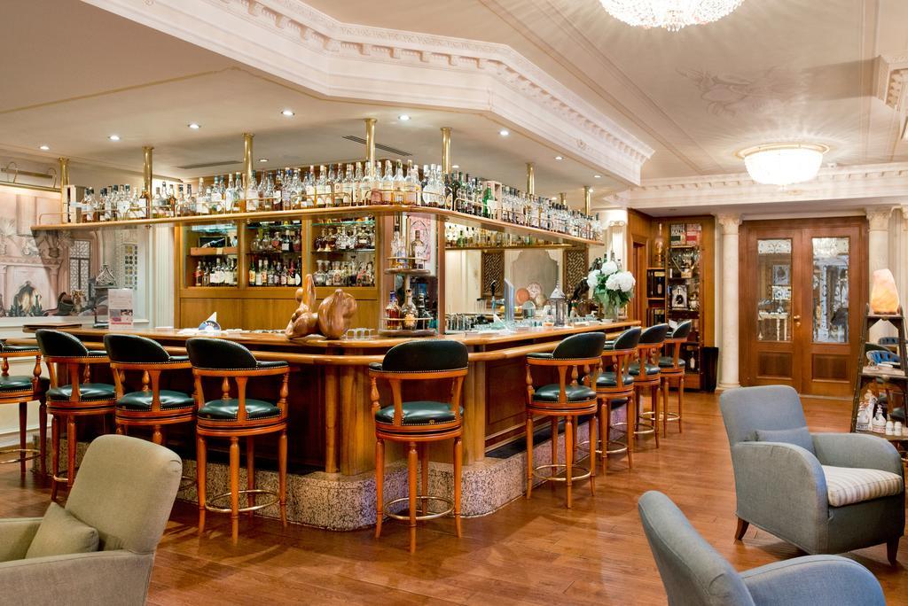 Swiss Diamond Hotel & Spa Morcote Esterno foto The bar at the London Hilton on Park Lane