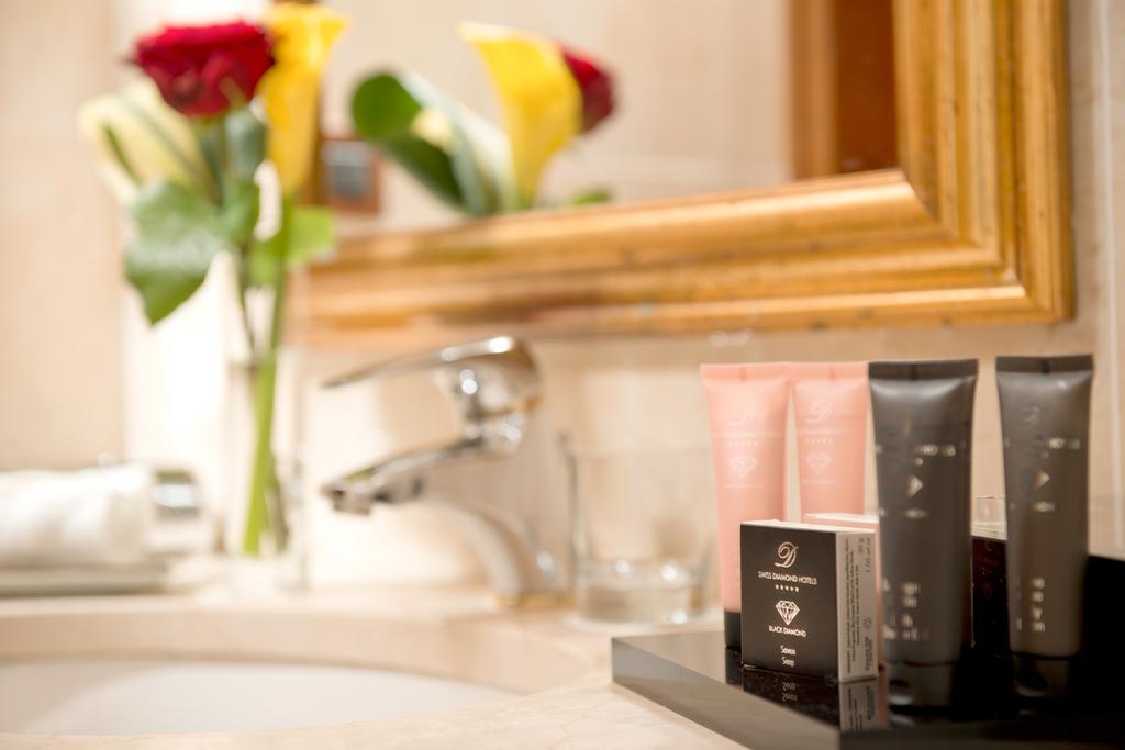 Swiss Diamond Hotel & Spa Morcote Esterno foto The bathroom of a suite at the hotel