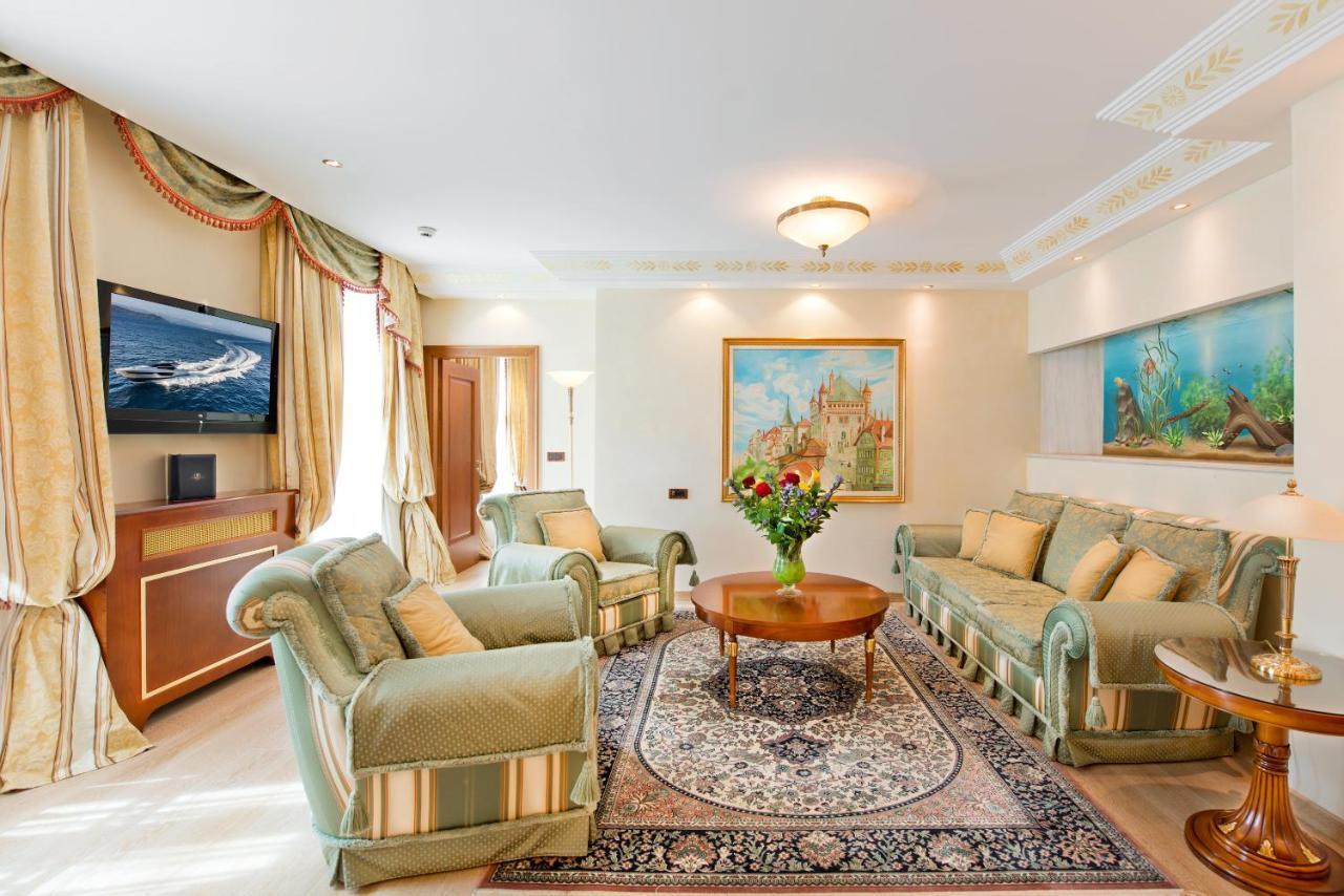 Swiss Diamond Hotel & Spa Morcote Esterno foto A living room in a suite at the Grand Hotel